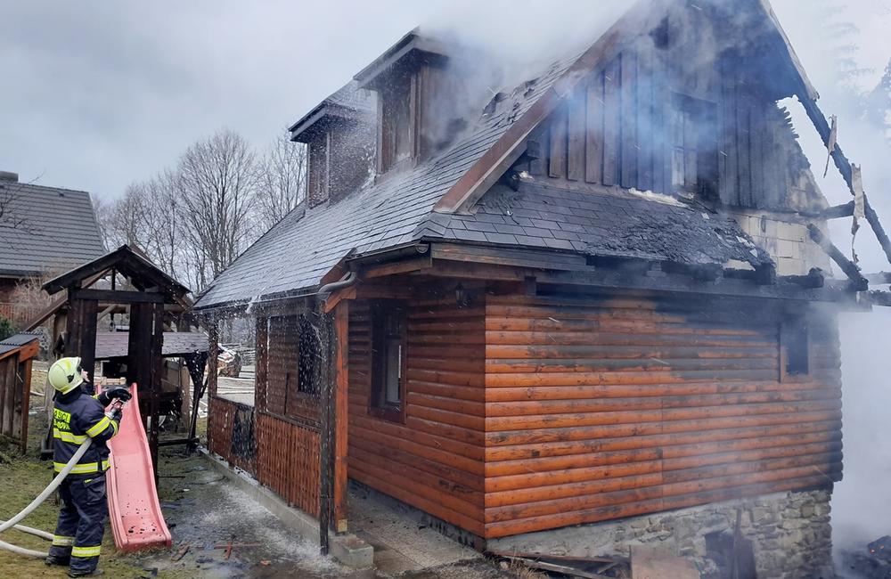 FOTO: Požiar chaty v obci Veľké Rovné, foto 1