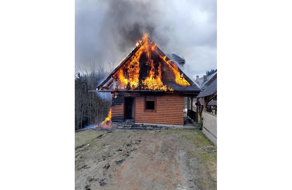 FOTO: Požiar chaty v obci Veľké Rovné, foto 2