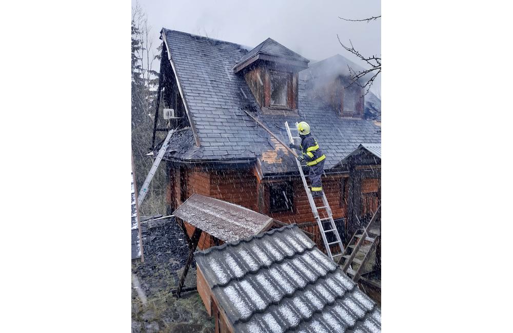 FOTO: Požiar chaty v obci Veľké Rovné, foto 5