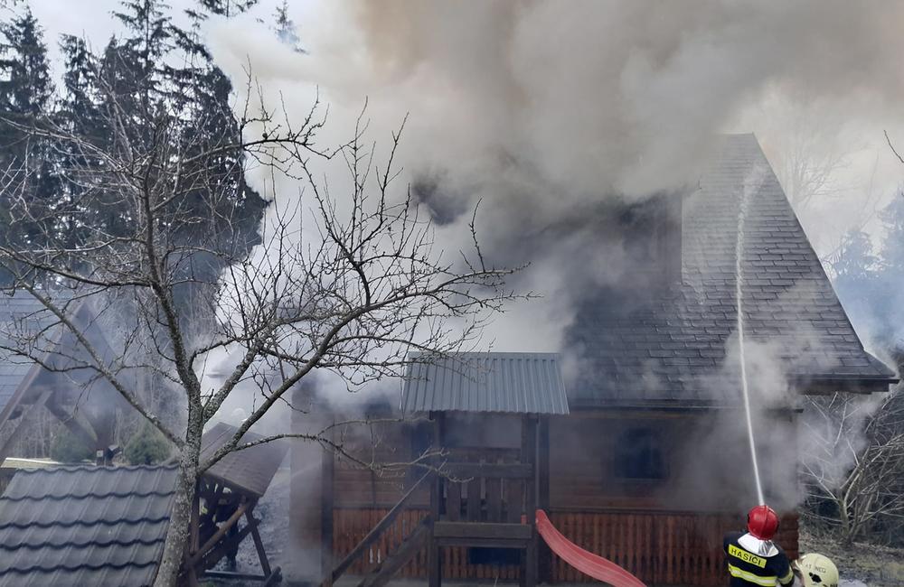 FOTO: Požiar chaty v obci Veľké Rovné, foto 6
