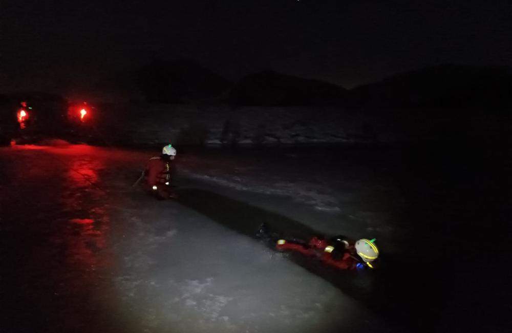 FOTO: Výcviky hasičov z Liptova a Čadce na zamrznutých vodných tokoch, foto 1