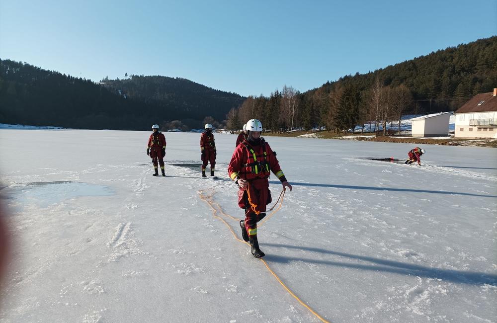 FOTO: Výcviky hasičov z Liptova a Čadce na zamrznutých vodných tokoch, foto 3