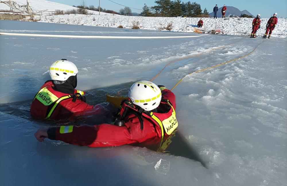 FOTO: Výcviky hasičov z Liptova a Čadce na zamrznutých vodných tokoch, foto 4