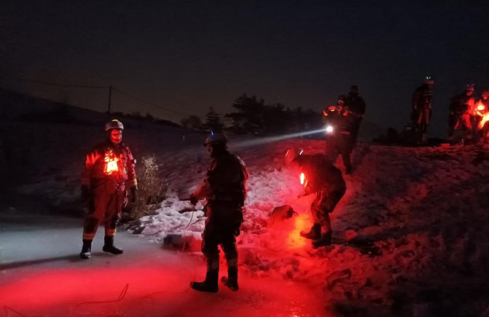 FOTO: Výcviky hasičov z Liptova a Čadce na zamrznutých vodných tokoch, foto 6