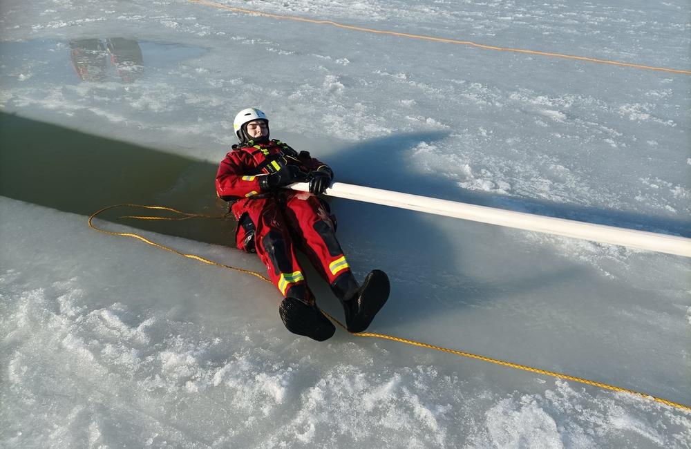 FOTO: Výcviky hasičov z Liptova a Čadce na zamrznutých vodných tokoch, foto 8