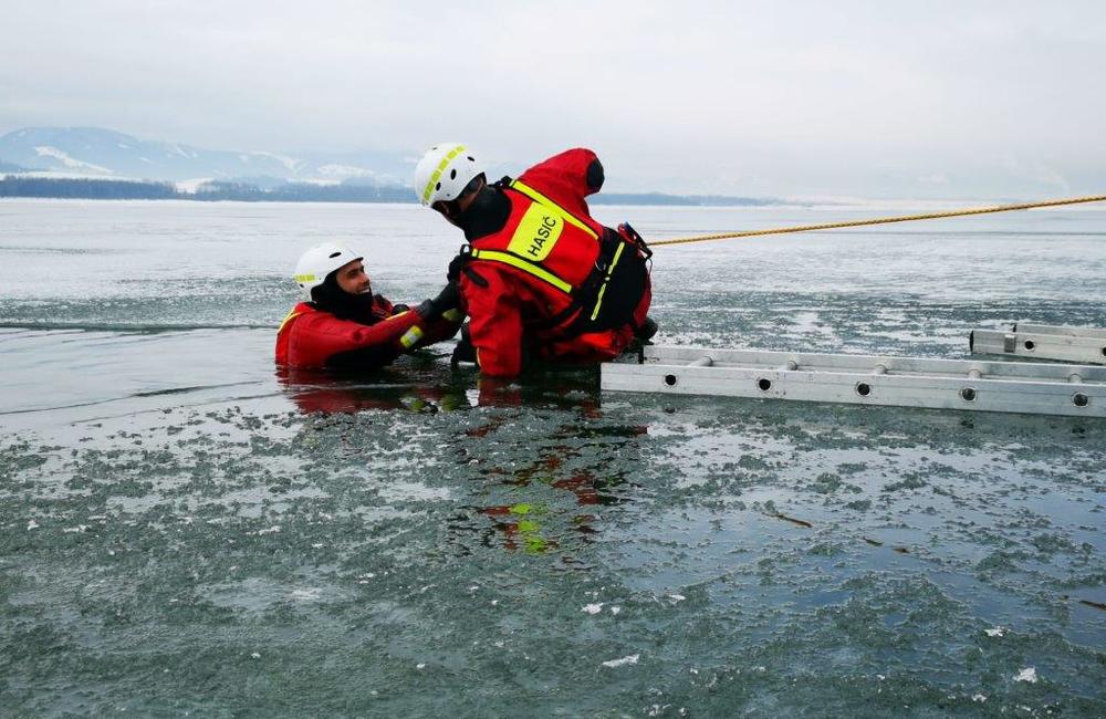 FOTO: Výcviky hasičov z Liptova a Čadce na zamrznutých vodných tokoch, foto 11