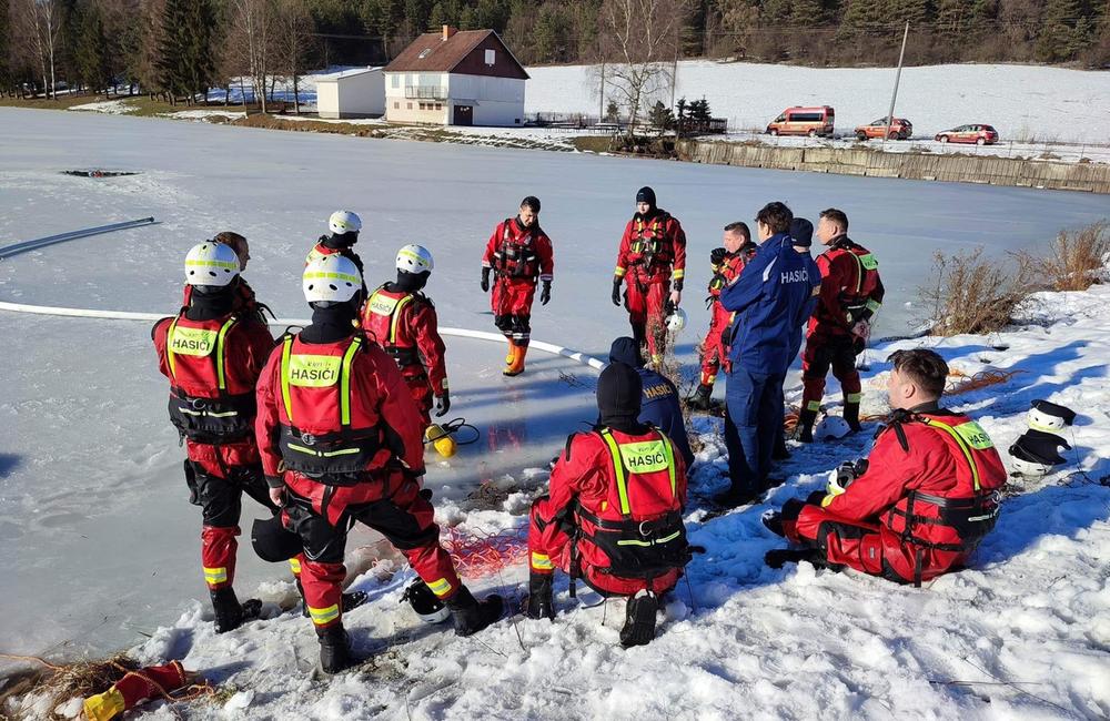 FOTO: Výcviky hasičov z Liptova a Čadce na zamrznutých vodných tokoch, foto 10