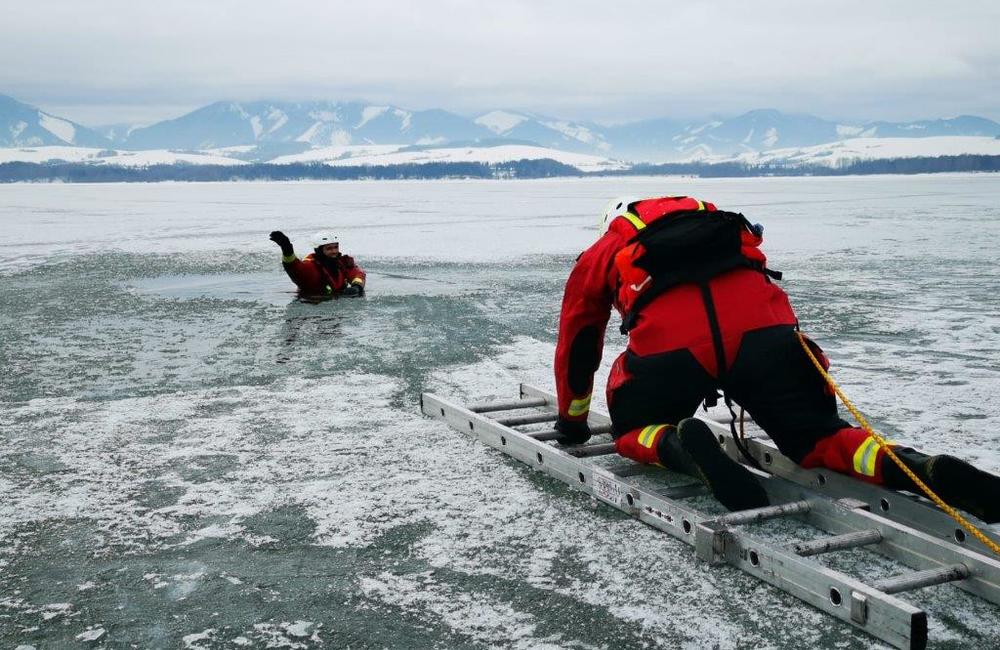 FOTO: Výcviky hasičov z Liptova a Čadce na zamrznutých vodných tokoch, foto 12