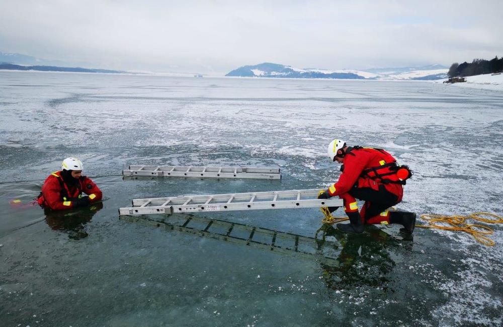 FOTO: Výcviky hasičov z Liptova a Čadce na zamrznutých vodných tokoch, foto 13