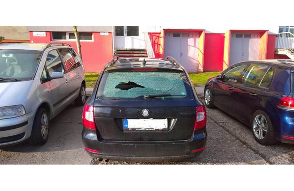 FOTO: Rozbité sklá na vozidlách v Žiline, foto 1