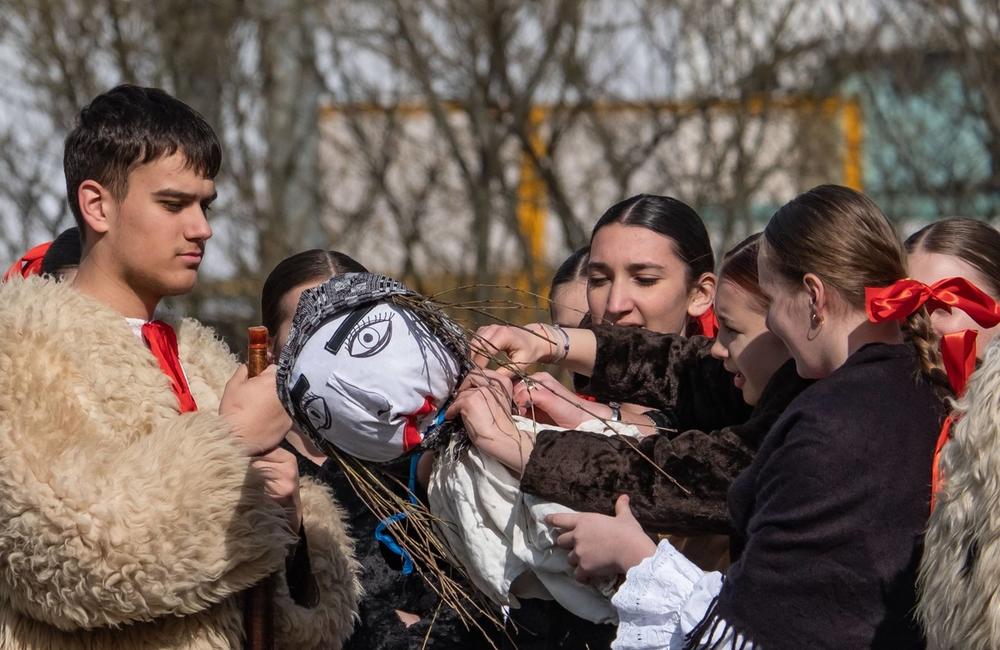 FOTO: Na Kysuciach vynášali morenu, rituál symbolizuje koniec zimy a znovuzrodenie jari, foto 1