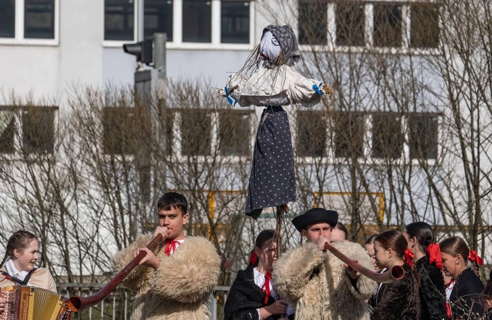 FOTO: Na Kysuciach vynášali morenu, rituál symbolizuje koniec zimy a znovuzrodenie jari, foto 7