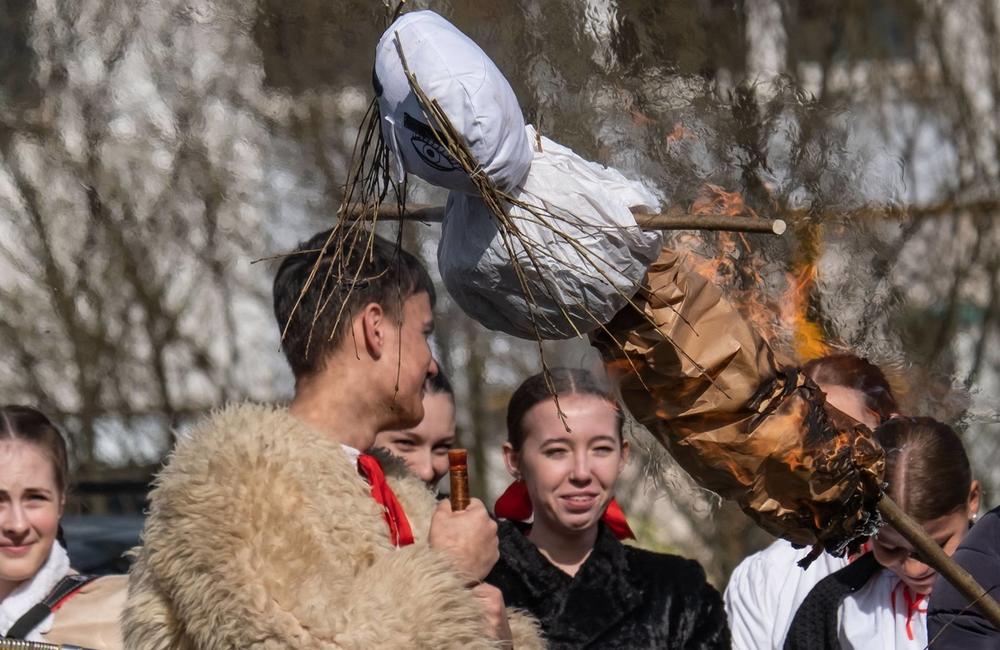 FOTO: Na Kysuciach vynášali morenu, rituál symbolizuje koniec zimy a znovuzrodenie jari, foto 12
