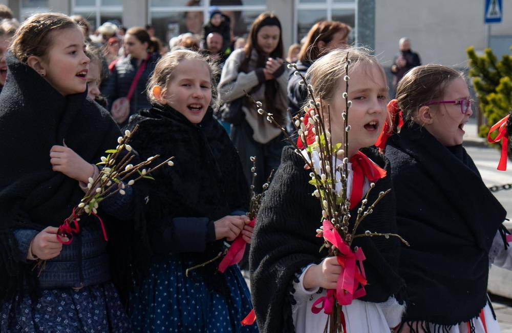 FOTO: Na Kysuciach vynášali morenu, rituál symbolizuje koniec zimy a znovuzrodenie jari, foto 13