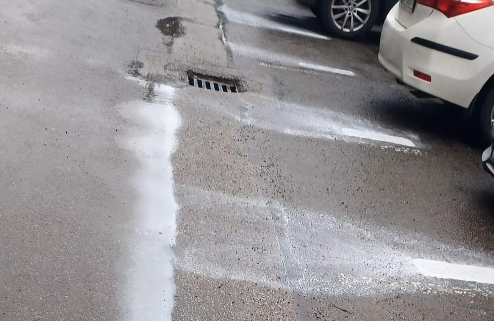 FOTO: Dážď poškodil vyznačenie parkovacích miest na sídlisku Vlčince , foto 1