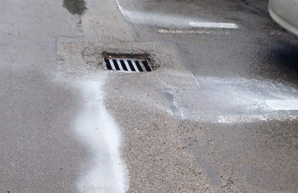 FOTO: Dážď poškodil vyznačenie parkovacích miest na sídlisku Vlčince , foto 2