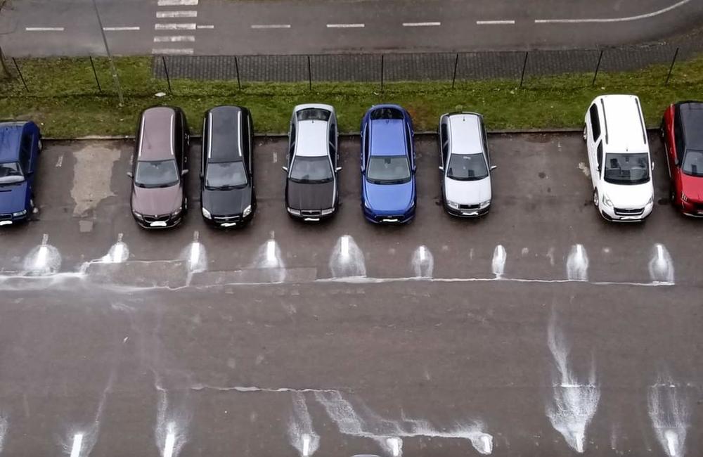 FOTO: Dážď poškodil vyznačenie parkovacích miest na sídlisku Vlčince , foto 5