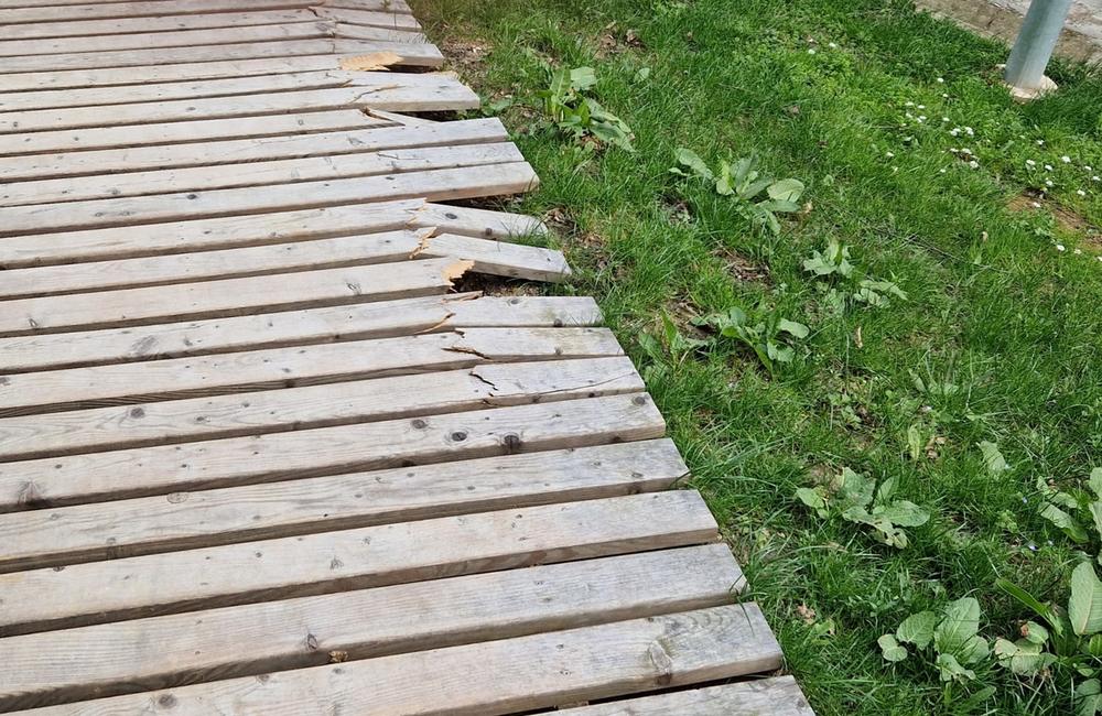 FOTO: Poškodený drevený chodník na Hájiku, foto 2