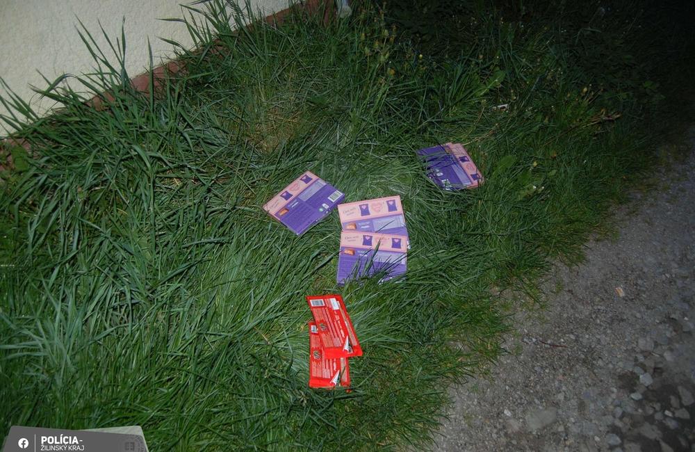 FOTO: Dvojica zlodejov sa vlámala do predajne na Kysuciach a ukradla cukrovinky, foto 2
