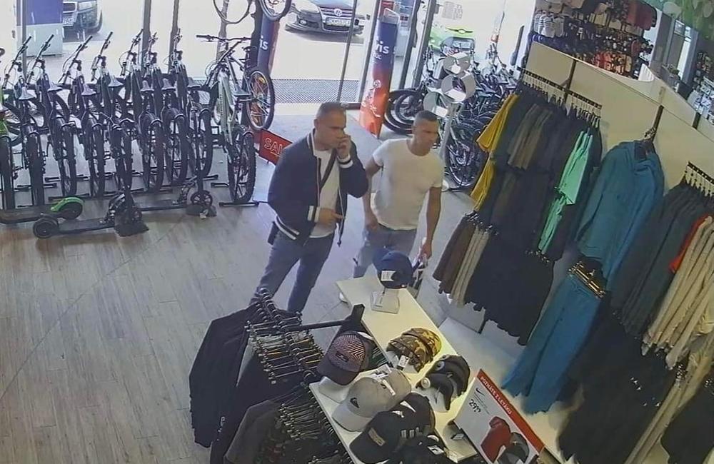 FOTO: Dvaja muži odišli z predajne v Dolnom Kubíne bez zaplatenia, foto 2