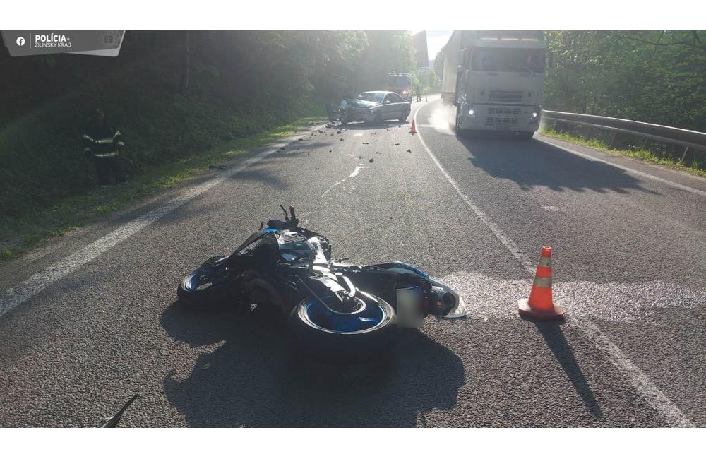 FOTO: Dopravné nehody motocyklistov v obciach Ďurčiná a Kolárovice 2. júna 2023, foto 3