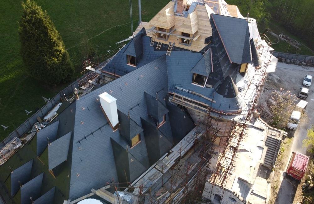FOTO: Uplynul rok, odkedy začali na zámku v Kunerade stavať strechu. Takto dnes vyzerá, foto 1