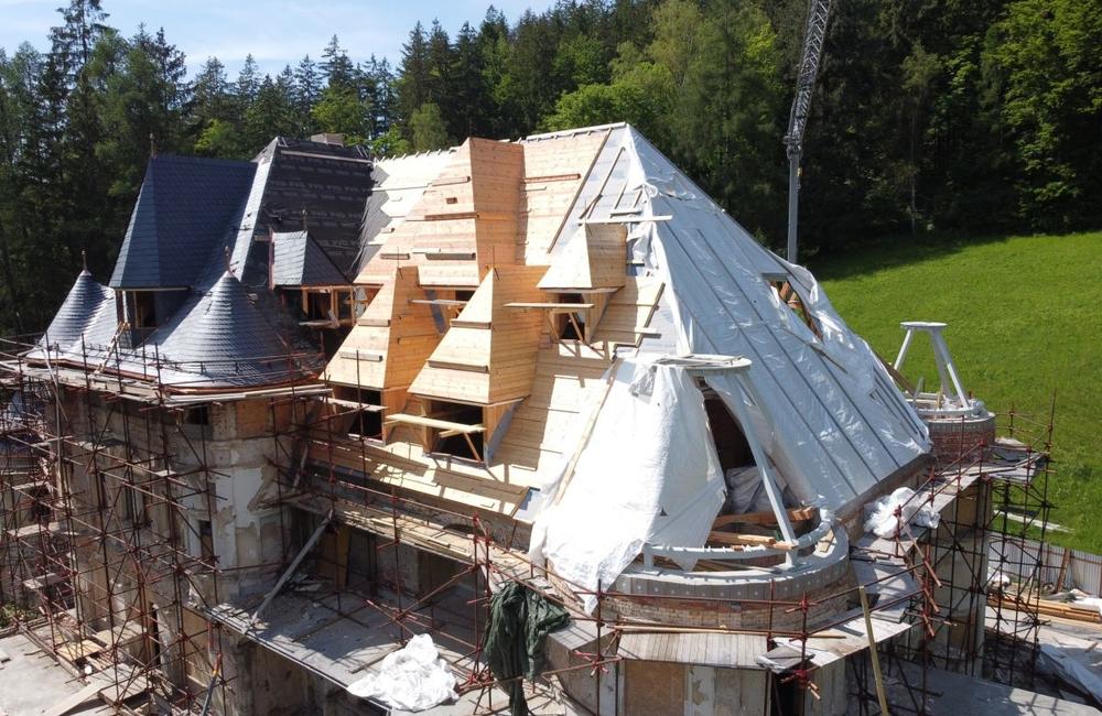 FOTO: Uplynul rok, odkedy začali na zámku v Kunerade stavať strechu. Takto dnes vyzerá, foto 5