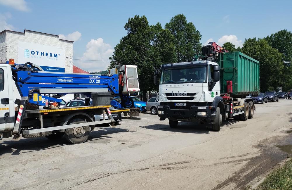 FOTO: Odstránenie nelegálnych reklamných stavieb pri štadióne v Čadci , foto 3