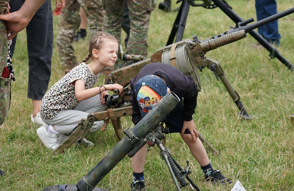 FOTO: Vojenská technika, ukážky zásahov a prelety vrtuľníkov. Vodné dielo obsadil 5. pluk špeciálneho určenia, foto 6