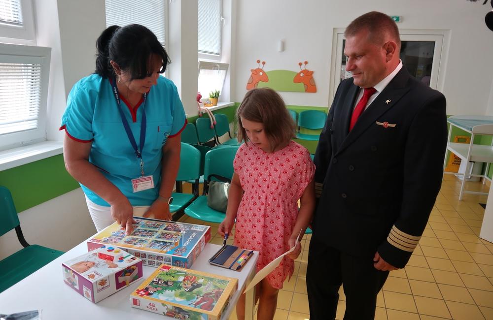 FOTO: Pilot lietadla sa žilinskej nemocnici poďakoval za starostlivosť o dcérku, foto 2