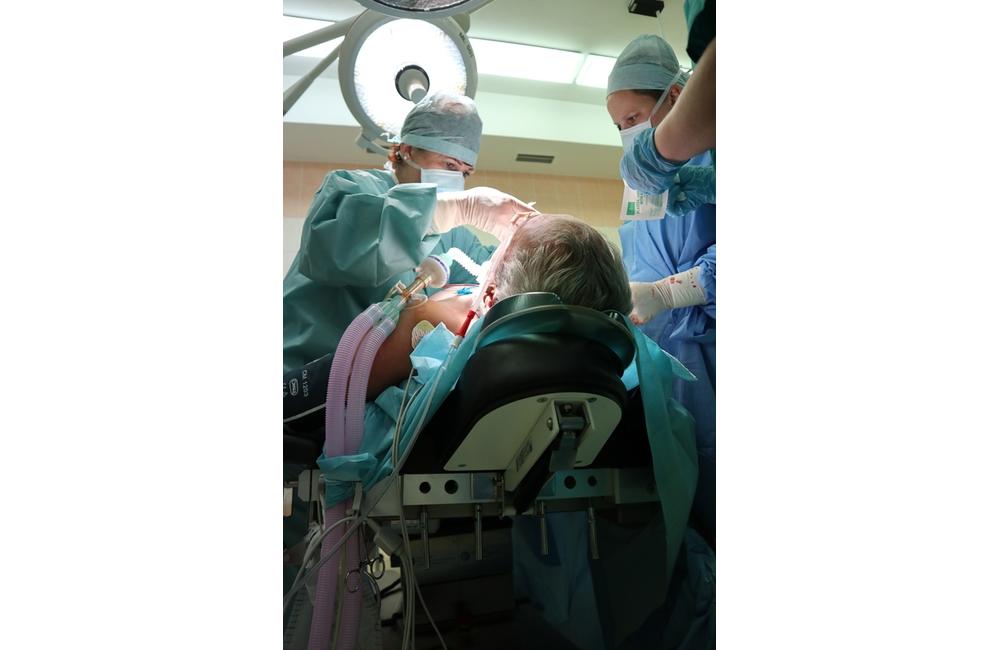 FOTO: V žilinskej nemocnici pacientovi s rakovinou vyoperovali hrtan, foto 3