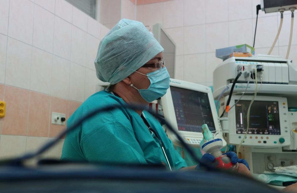 FOTO: V žilinskej nemocnici pacientovi s rakovinou vyoperovali hrtan, foto 8