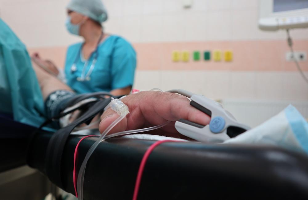 FOTO: V žilinskej nemocnici pacientovi s rakovinou vyoperovali hrtan, foto 11