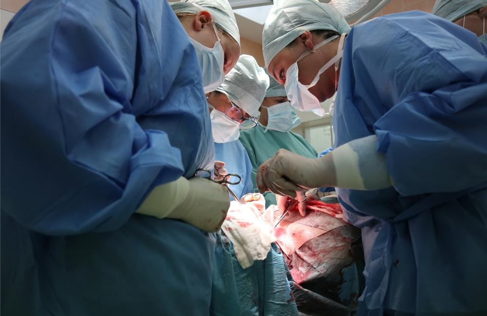 FOTO: V žilinskej nemocnici pacientovi s rakovinou vyoperovali hrtan, foto 14