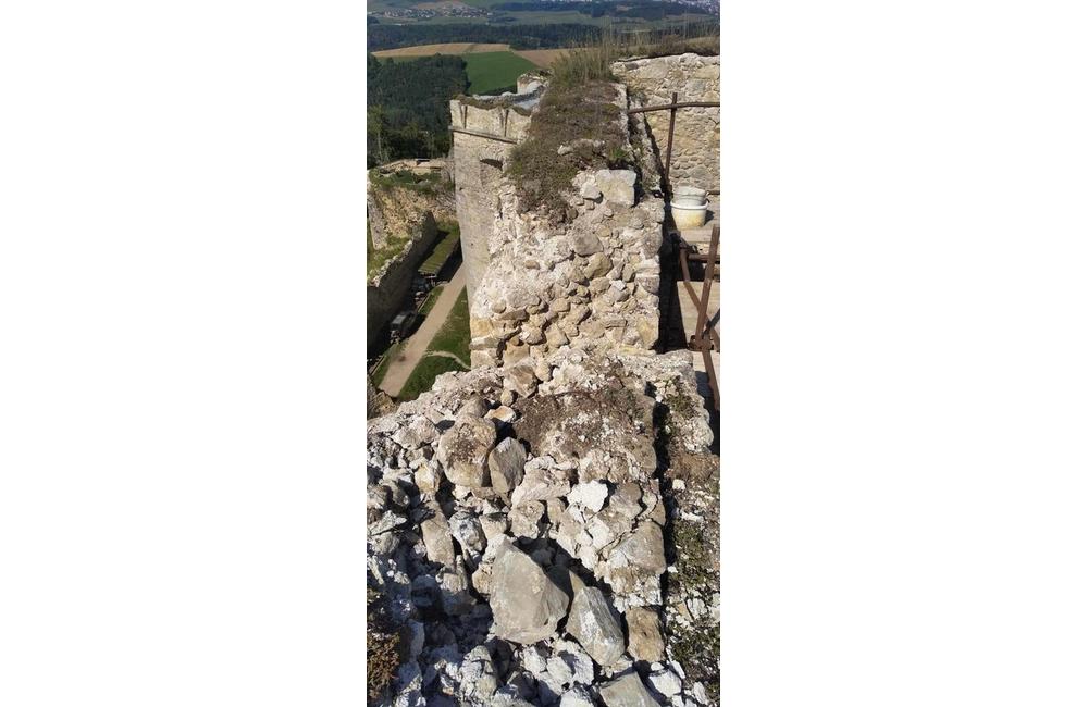 FOTO: Do Lietavského hradu udriel blesk a poškodil viaceré jeho časti, foto 2