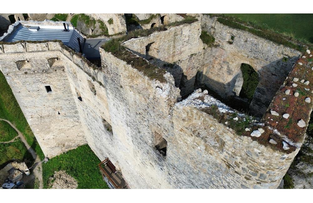 FOTO: Do Lietavského hradu udriel blesk a poškodil viaceré jeho časti, foto 16
