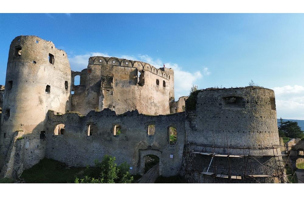 FOTO: Do Lietavského hradu udriel blesk a poškodil viaceré jeho časti, foto 25