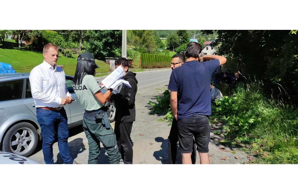 FOTO: Desiatky migrantov prišli cez Poľsko aj na Kysuce, rieši ich polícia, foto 1
