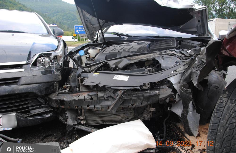 FOTO: Vážna nehoda troch áut v Kraľovanoch, foto 1