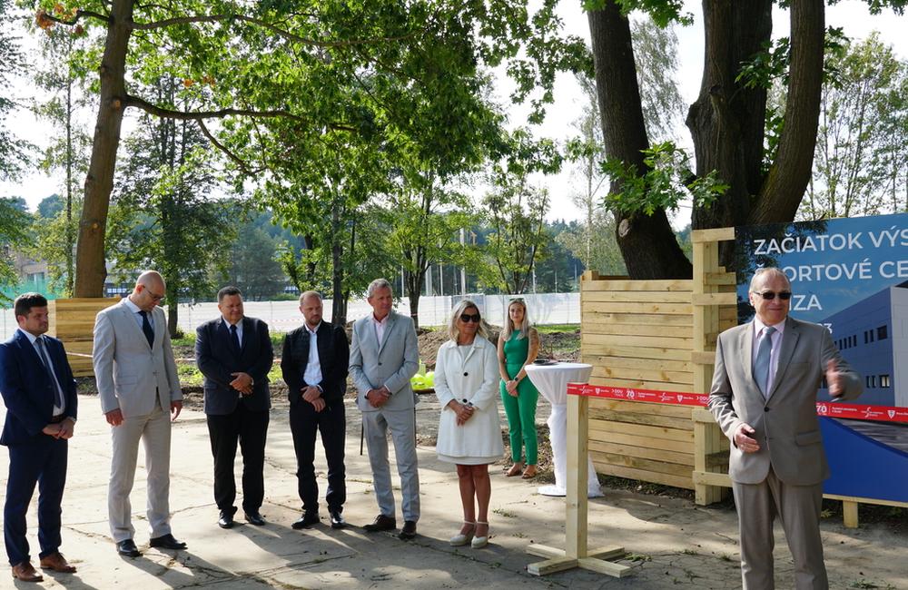 FOTO: V areáli žilinských vysokoškolských internátov oficiálne zahájili výstavbu športového centra, foto 2
