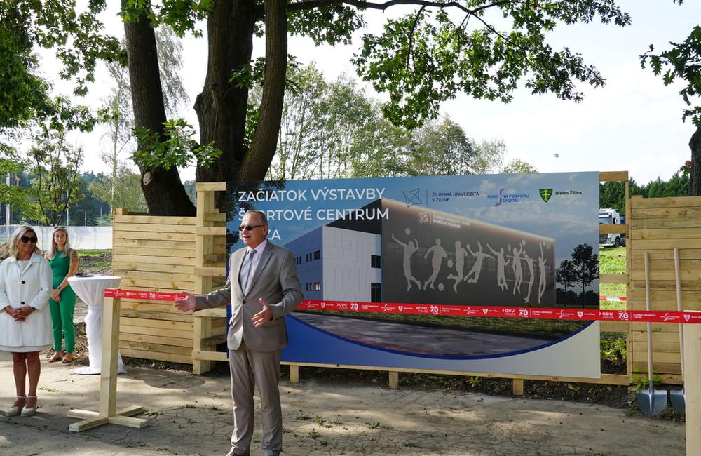 FOTO: V areáli žilinských vysokoškolských internátov oficiálne zahájili výstavbu športového centra, foto 1