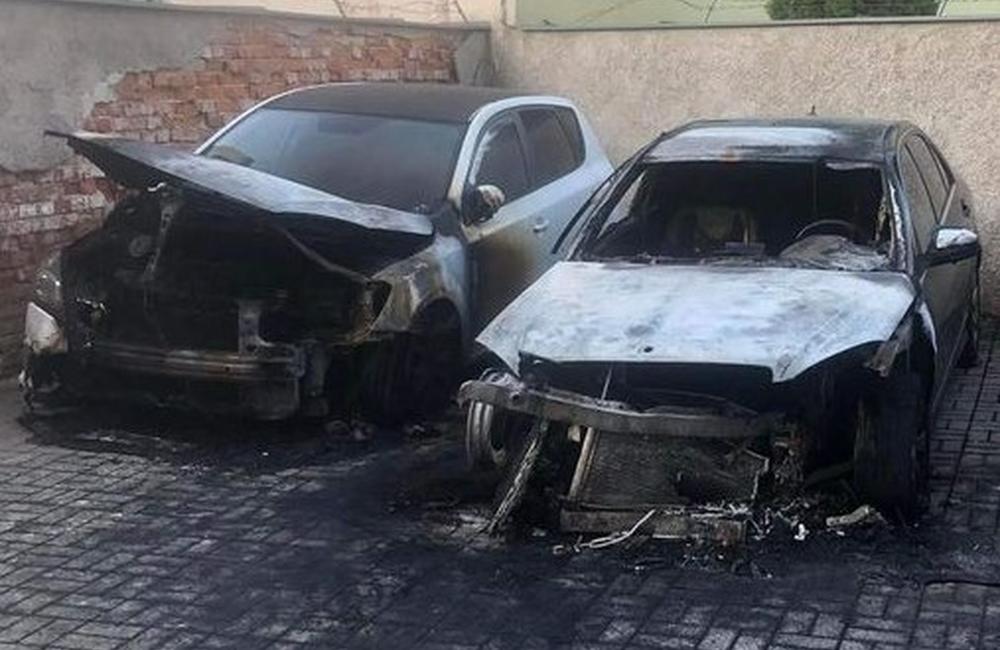 FOTO: V centre Žiliny zhoreli tri parkujúce autá, foto 2