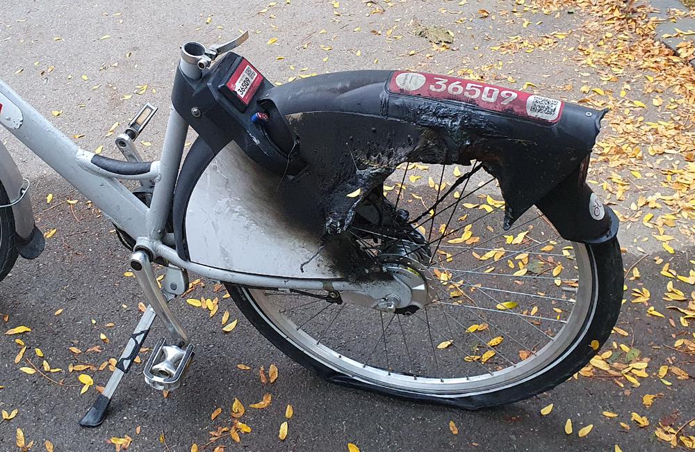 FOTO: Bicykel Kia niekto rozobral a podpálil pred základnou školou, foto 3