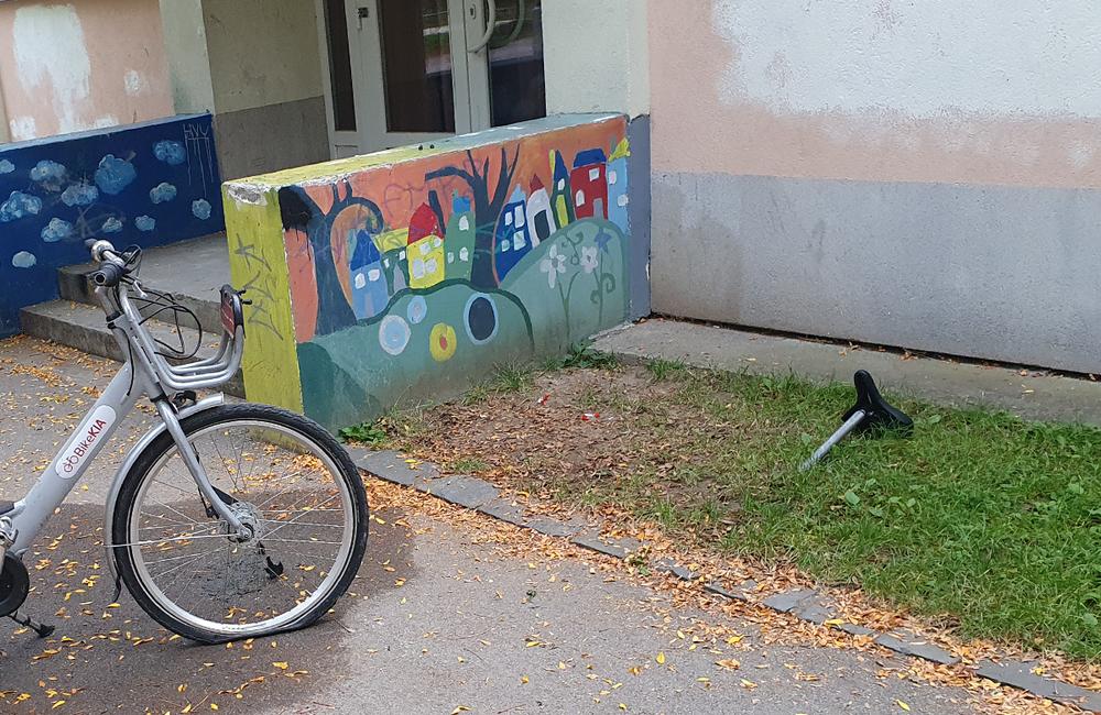 FOTO: Bicykel Kia niekto rozobral a podpálil pred základnou školou, foto 2