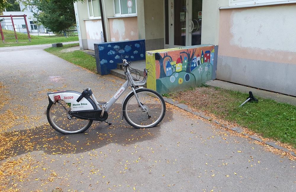 FOTO: Bicykel Kia niekto rozobral a podpálil pred základnou školou, foto 4
