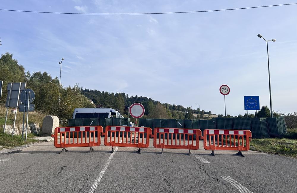 FOTO: Zablokované hraničné priechody na Kysuciach stráži poľská polícia a vojaci, foto 1
