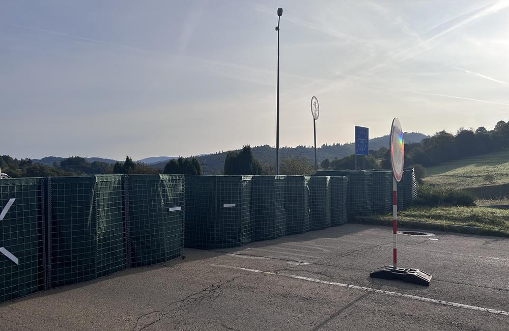 FOTO: Zablokované hraničné priechody na Kysuciach stráži poľská polícia a vojaci, foto 5