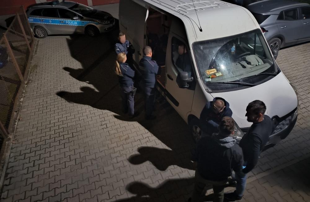 FOTO: Poľská polícia zadržala 24 migrantov a prevádzača. Sýrčanov vydajú na Slovensko, foto 1