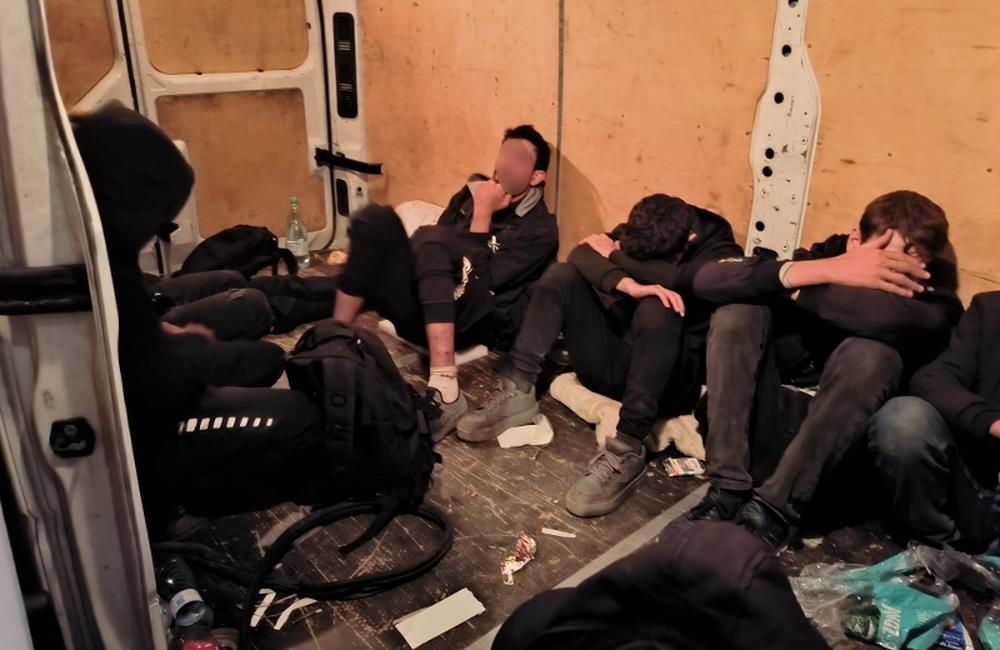FOTO: Poľská polícia zadržala 24 migrantov a prevádzača. Sýrčanov vydajú na Slovensko, foto 2