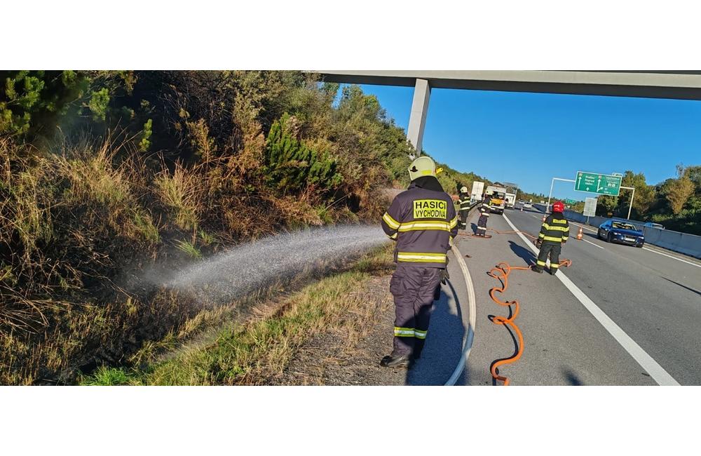 FOTO: Zásah hasičov pri požiari v blízkosti diaľnice, foto 6